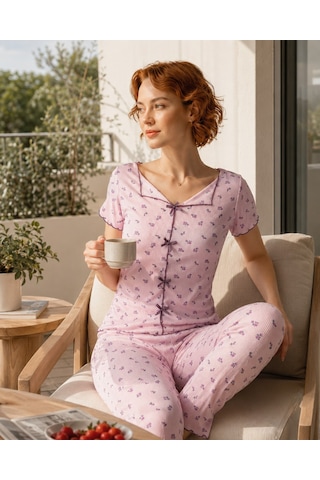 Çağrı Bie's Lila Çiçek Desen Kayık Yaka Düğmesiz Fitilli Kumaş Fiyonk Detay Pamuklu Kısa Kollu Pijama Takımı