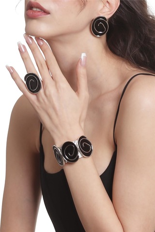 Kadın Gümüş Renk Lak Kaplama Çivili Model Siyah Mineli Küpe &yüzük &bileklik Set Siyah