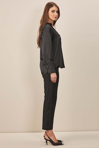 V Yaka Siyah Desenli Gömlek Siyah