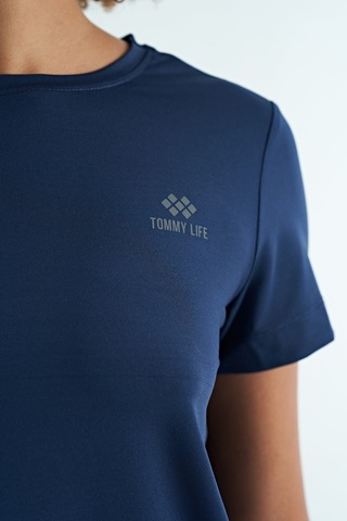 Tommy Life İndigo Sırt Yırtmaç Detaylı O Yaka Kısa Kollu Standart Kalıp Kadın T-shirt - 97267 Indigo
