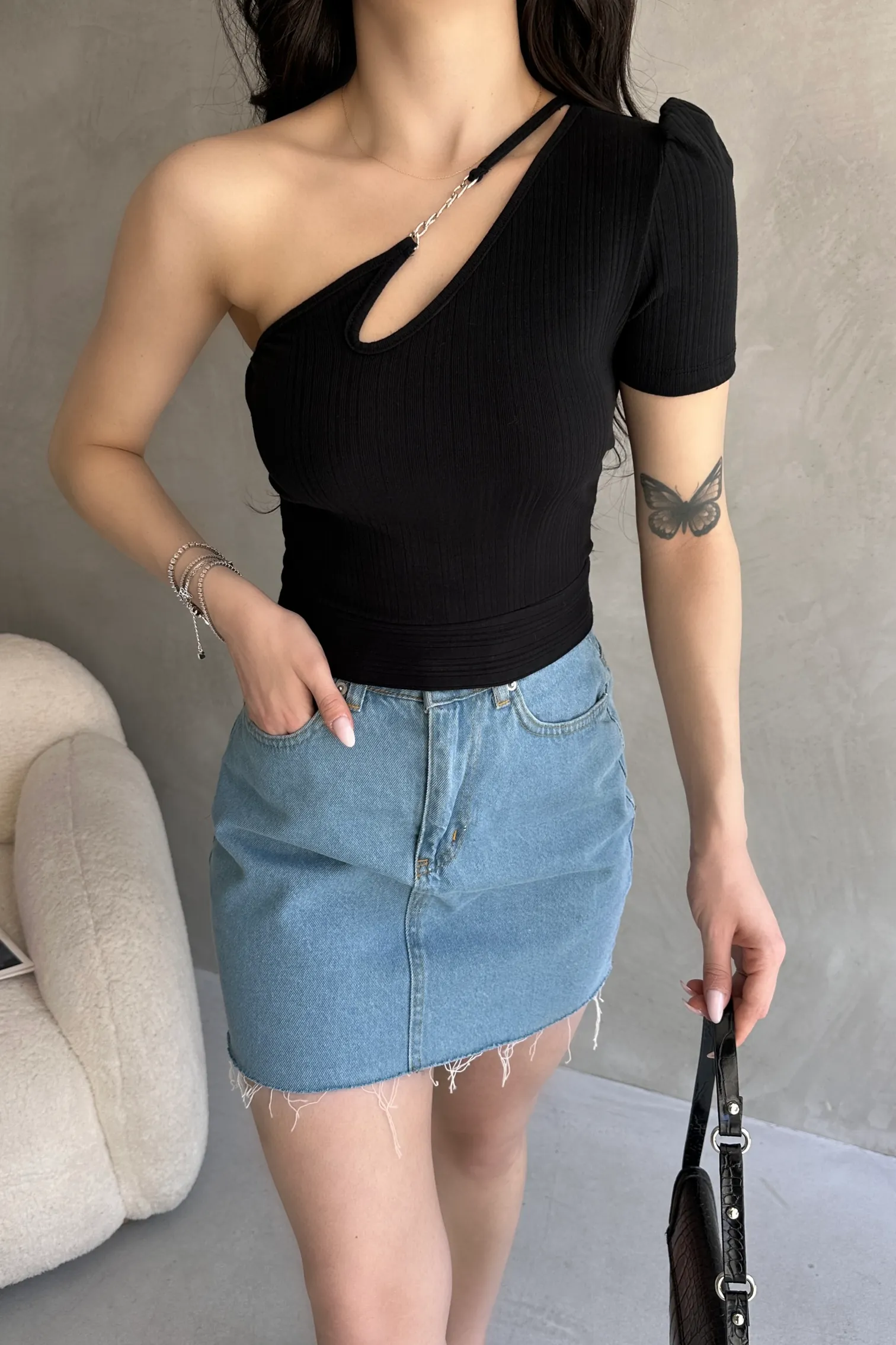 Nido Tek Omuz Zincir Detaylı Crop Bluz siyah