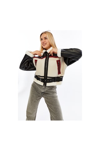 Kadın Beyaz Kürklü Tokalı Crop Mont Beyaz