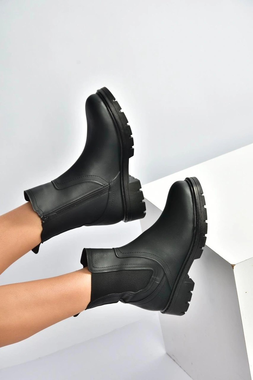 Fox Shoes V674420509 Siyah Kalın Tabanlı Lastik Detaylı Kadın Bot Siyah-Suni Deri