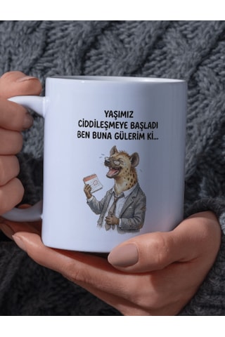 "yaşımız Ciddileşmeye Başladı Ben Buna Gülerim Ki..." Yazılı Gülen Sırtlan Tasarımlı Kupa