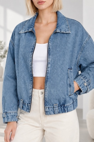 Mevese Kadın Fermuarlı Kemerli Oversize Denim Ceket - Beli Kemer Detaylı Kot Ceket - Mavi Buz Mavisi