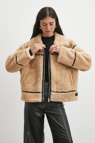 Ters Detay Peluş Lamine Mont Bej Bej