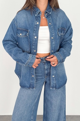 Kadın Açık Mavi Jean Denim Oversize Kalıp %100 Tencel Dökümlü Cepli Düğmeli Kot Gömlek Sofia-6002 Açik Mavi