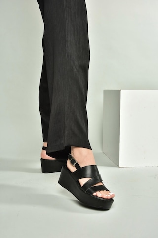 Fox Shoes U555750203 Siyah Hakiki Deri Dolgu Topuklu Kadın Ayakkabı Siyah-hakiki Deri