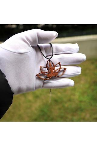 Tamgacrafts Özel Seri Lotus Çiçeği Ahşap Kolye Ucu 3x6 Cm Deri İpli Meditasyon Temalı Kahverengi