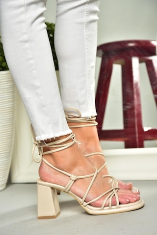 Fox Shoes S282470509 Bej Kalın Topuklu Bağlamalı Kadın Ayakkabı Bej