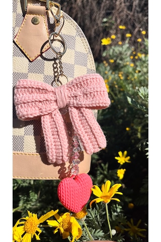 Maıson De Mode El Örgüsü Pembe Fiyonk Ve Kalp Detaylı Kristal Boncuklu Çanta Charmı Açık Pembe