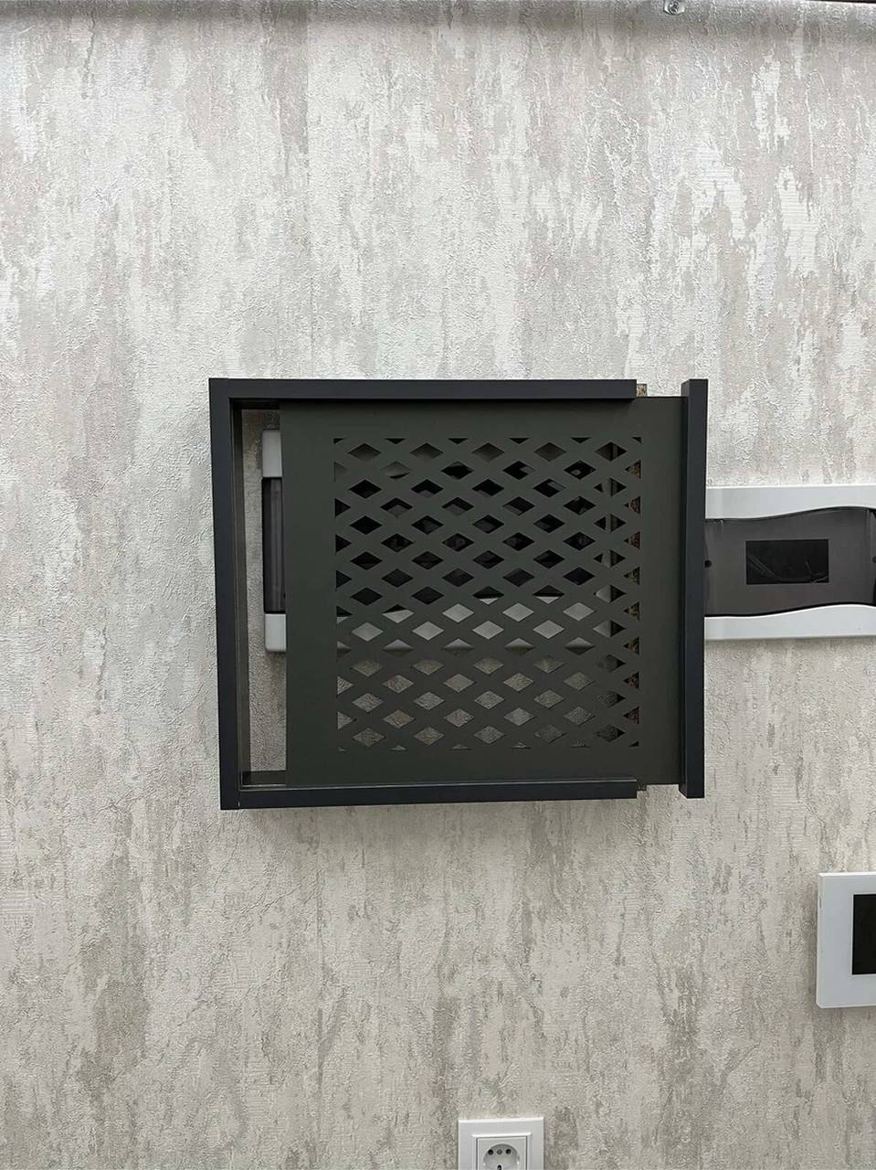 Sürgülü Elektrik Pano Düzenleyici Duvar Düzenleyici Ahşap Dekoratif Antrasit Kutu Anahtarlık Baklava 38 X 40