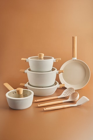 Karaca X Refika Swiss Crystal Purelıne İndüksiyon Tabanlı Servis Gereçli 12 Parça Tencere Seti Almond Cream Bej
