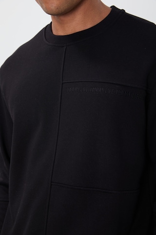 Tommy Life Siyah Kompakt Pamuklu Kalın Pürüzsüz Dokulu O Yaka Standart Fit Erkek Sweatshirt -88405 Siyah