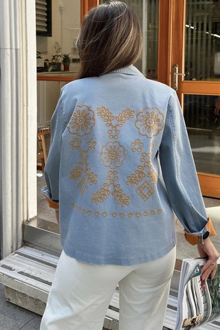 Kadın Mavi Arkası Çiçek Nakış İşlemeli, Kontrast Renk Katlamalı, Uzun Kol, Denim Kot Ceket Mavi