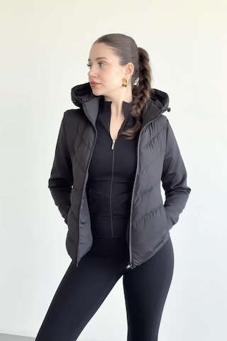 Prifaldi Siyah Kapüşonlu Softsell Kollu Şişme Mont Kışlık Slim Fit Rüzgar Geçirmez Fermuarlı Siyah