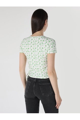 Colin's Slim Fit Çiçekli Beyaz Kadın Kısa Kol Tişört CL1063299_Q1.V2_WHT
