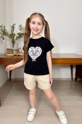 Riccotarz Kız Çocuk Göğsünde Dantel İşleme Kalp Detaylı Siyah T-shirt Beli Lastikli Şortlu Takım