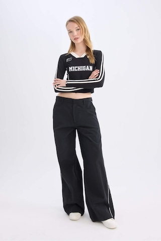 DeFacto Coool Wide Leg Geniş Bol Paça Cepli Şerit Detaylı Normal Bel Pantolon D4404AX24AUBK27