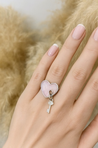 Pembe Kalp Anahtar Figürlü Yüzük Sevginin, Zarafetin Ve Romantik Ruhun Simgesi Gümüş - Gri