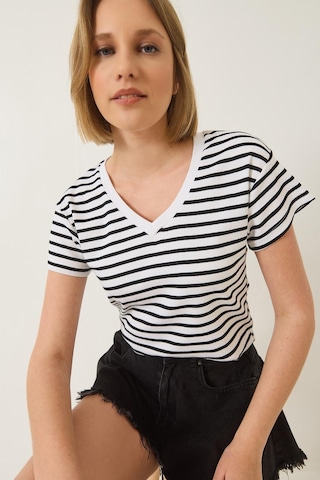 Shade Kadın V Yaka Çizgili Rahat Kalıp Basic T-shirt 60283205 - Siyah-beyaz Siyah - Beyaz
