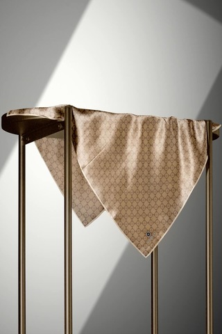 Vissona %100 Twill İpek Monogram Desenli Bej Renkli 90x90 Eşarp Dikim Şekli : El Dikişi Çok Renkli