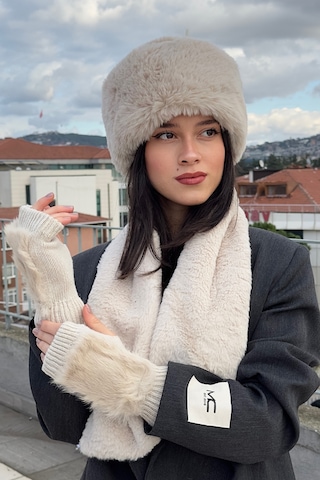 Mollycrush Peluş Kalpak Atkı Eldiven 3'lü Set Kadın Kışlık Bej Suni Kürklü 3'lü Takım Bej