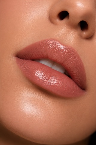 Parlatıcı & Nemlendirici Ruj Rose Nude 02 / Yoğun Parlaklık Ve Nem Veren Dolgunlaştırıcı Joy Lush Gloss Stick Pembe