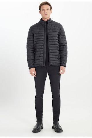 Erkek Sıyah Sıcak Tutan Standart Fit Normal Kesim Dik Yaka Yan Cepli Mont Siyah