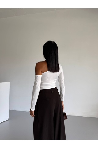 Trendhazan Slim-dar Kalıp Sandy Kumaş Asimetrik Yaka Omuz Detaylı Crop / Bluz Beyaz Beyaz
