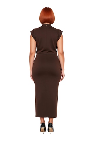 Ersefa Kadın Şık Bodycon Midi Elbise Dik Yaka Kolsuz Tasarım Düz Örme İl Kahverengi