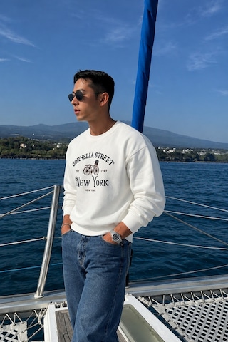 Tarz Cool Erkek Organik Pamuklu Yumuşacık Baskı Detaylı Bisiklet Yaka İçi Polarlı Sweatshirt Beyaz