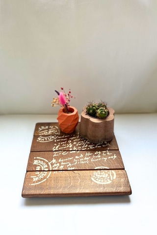 Kahverengi Masif Ahşap Mektup Desenli El Yapımı Sunum Altlığı
