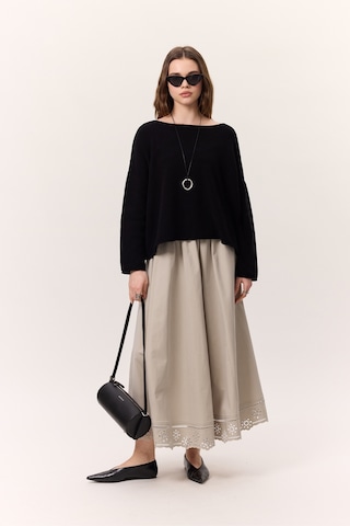 Nakış Detaylı Geniş Etek Taş Taş