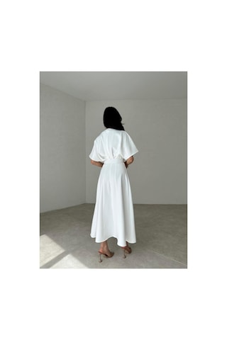 Afiş Butik Kemer Detaylı Yırtmaçlı Piliseli Midi Elbise Beyaz Beyaz