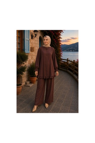 Hira Life Fashion Kadın Çilek Kumaş Dik Yaka Düğmeli Fırfır Detaylı Tesettür Tunik Pantolon İkili Takım Kahverengi Kahverengi