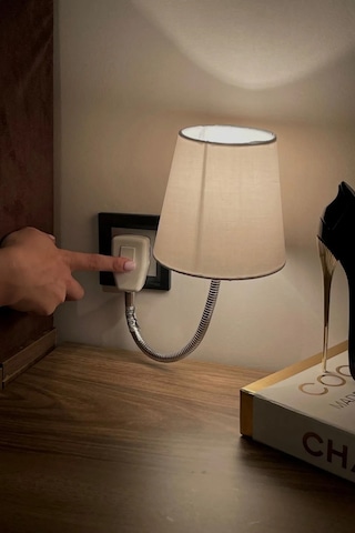 Beyaz Soket Gece Lambası Esnek Kollu Dekoratif Priz Lambası Başuc Bej