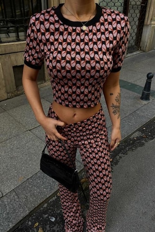 Dar Kalıplı Brenda Desenli Bisiklet Yakalı Kadın Crop Ve Pantolon Takımı Çok Renkli Multi