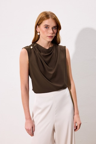 Sateen İnci Broşlu Degaje Bluz - Kahve-136737 kahve