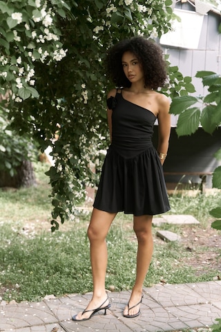 Mai Collection Mai Studios Co. Lissa Tek Omuz Gül Detay Siyah Mini Elbise siyah