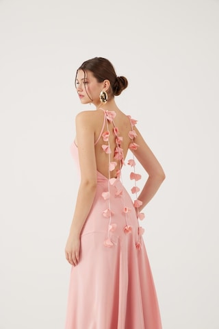 Holly Lolly Askıları Yaprak Detaylı Uzun Raina Elbise Pembe