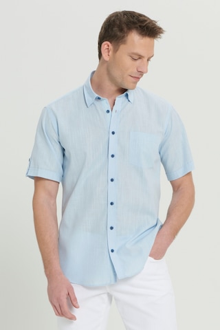 AC&Co / Altınyıldız Classics Erkek Açık Mavi Comfort Fit Düğmeli Yaka %100 Pamuk Flamlı Kısa Kollu Casual Gömlek 4A2022200132amvXL Açık Mavi