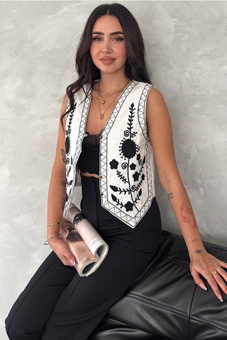 Femelle Kadın Beyaz Düğme Detaylı Nakışlı İşlemeli Yelek