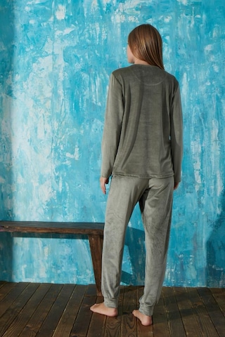 Mihra Homewear Kadın Pijama Takımı Uzun Kol Soft Fransız Kadife Haki