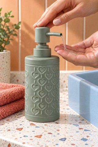 Rosıe Adaçayı Yeşili Kabartma Kalp Desenli Yuvarlak Seramik Sıvı Sabunluk 350 Ml Karışık