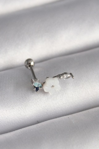 316l Çelik Gümüş Renk Zirkon Taş Detay Beyaz Çiçek Model Tragus Piercing 5886 Çok Renkli