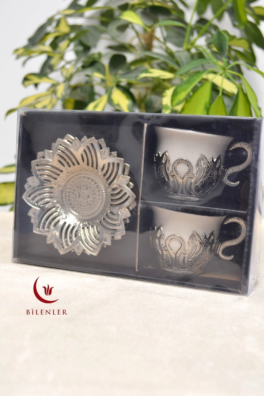 2 Li Gümüş Desenli Zemzem Takımı Ve Kahve Fincanı Seti Metal Tabağı Ve Fincan Altlığıyla Şık Sunum Beyaz