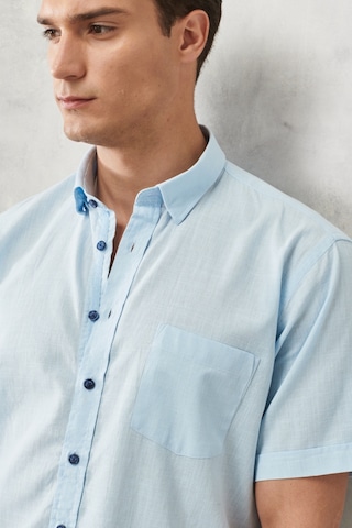 AC&Co / Altınyıldız Classics Erkek Açık Mavi Comfort Fit Düğmeli Yaka %100 Pamuk Flamlı Kısa Kollu Casual Gömlek 4A2022200132amvXL Açık Mavi