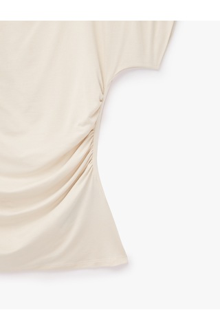 Koton Slim Fit Asimetrik Kesim Kayık Yaka Omzu Açık Kısa Kollu Viskon Bluz Ekru 7wak80011pk