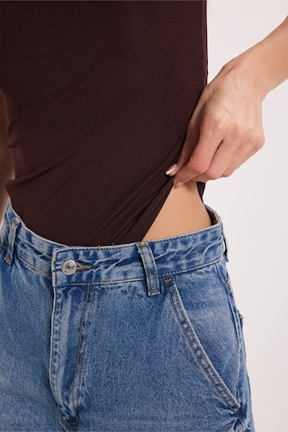 Tudors Kadın Slim Fit Dar Kesim Askılı Kare Yaka Sırtı Açık Sandy Kumaş Çıtçıtlı Kahverengi Body-51249
